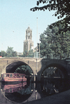 807028 Gezicht op de Bakkerbrug over de Oudegracht te Utrecht, met een rondvaartboot.